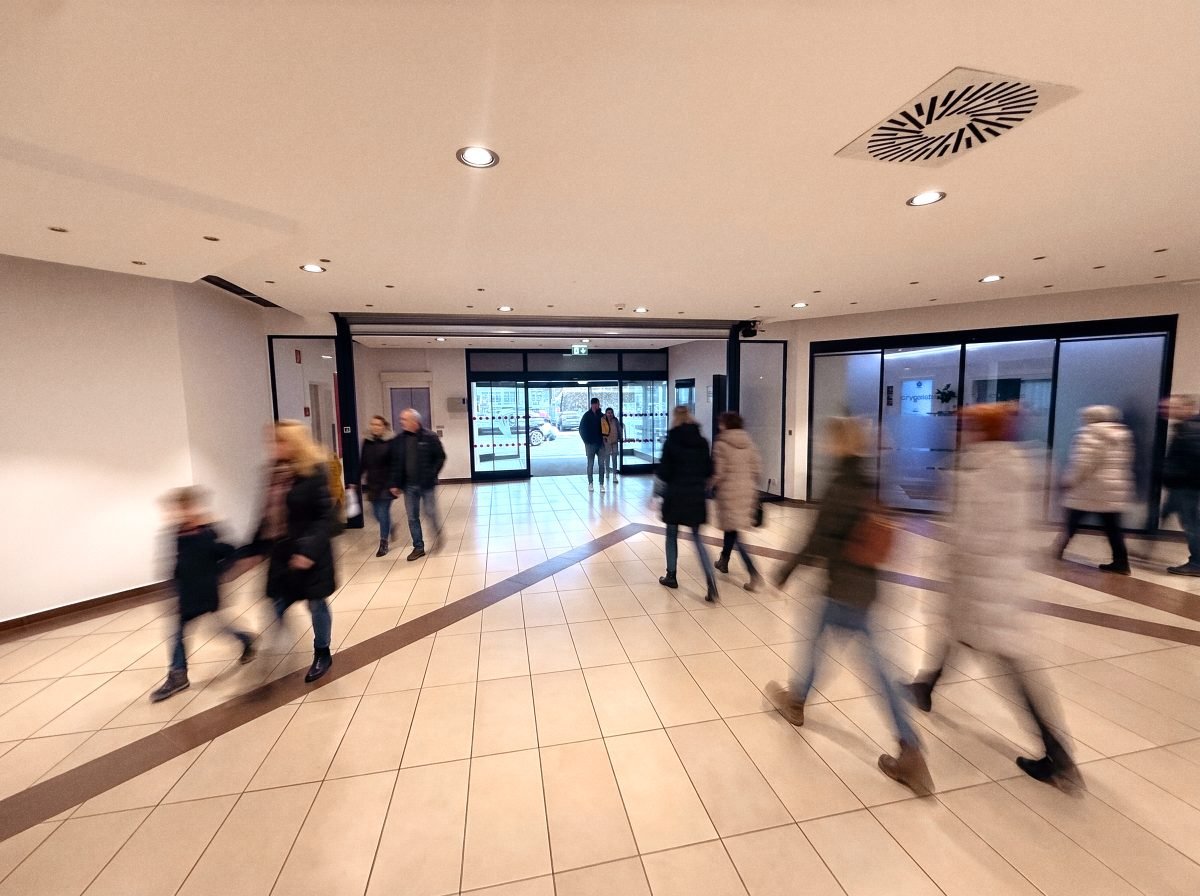 Visualisierung des Foyers im Porcia MedCenter mit Bewegung zwischen den Angeboten