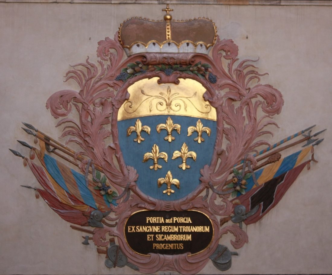 Wappen der Familie Porcia im Arkadenhof von Schloss Porcia, mit sieben goldenen Lilien auf blauem Grund